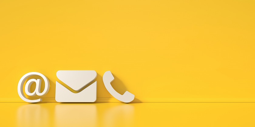 黄色い背景、電話、＠、メールの積み木