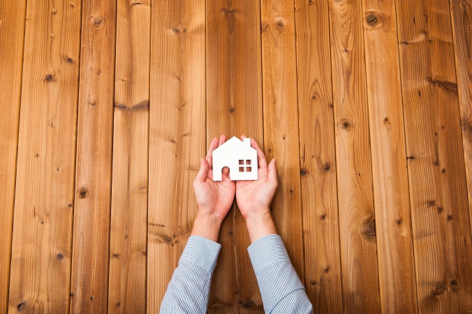 家を差し出す手